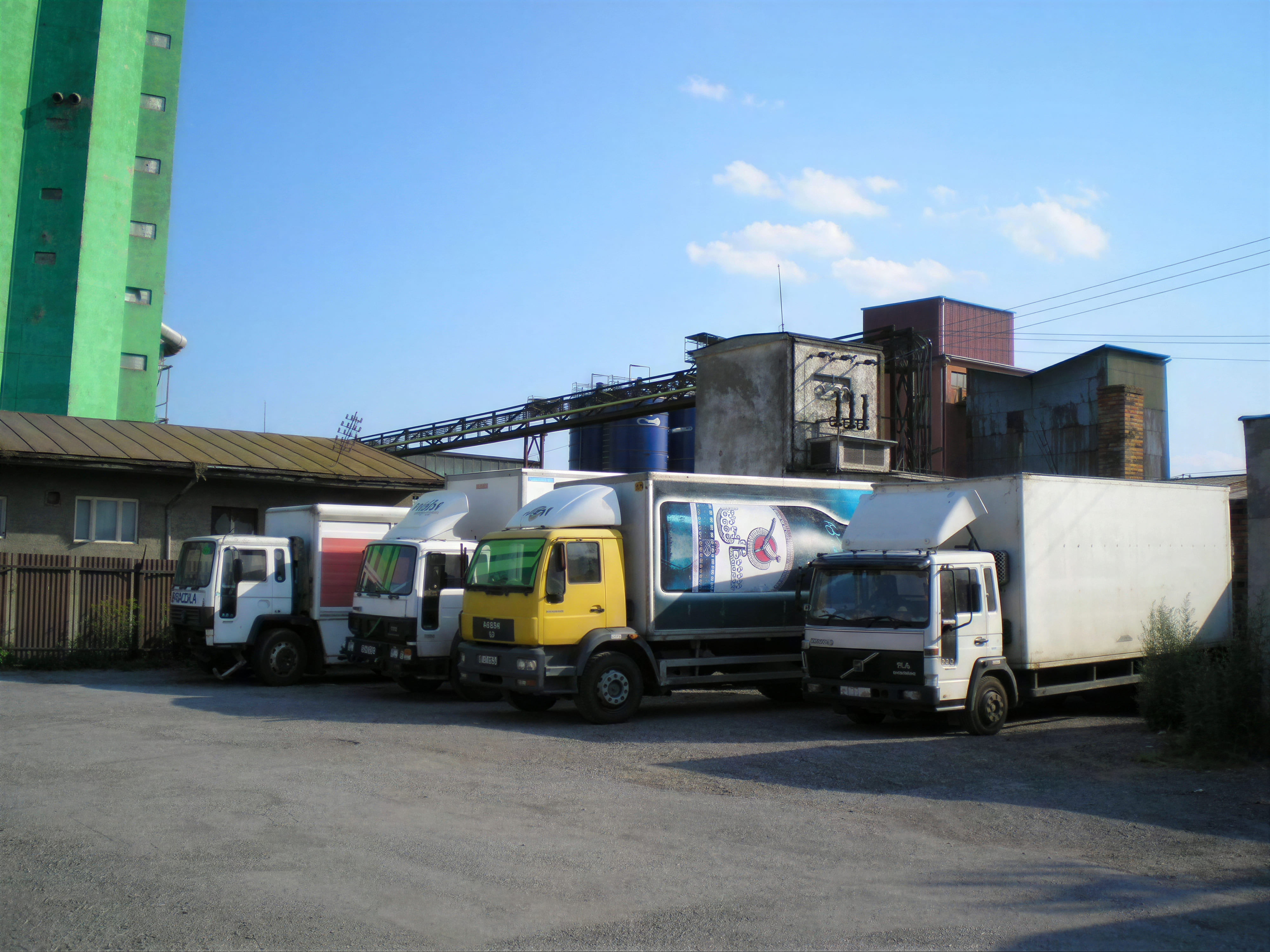 Vozový park v areáli INVEST EXTRA